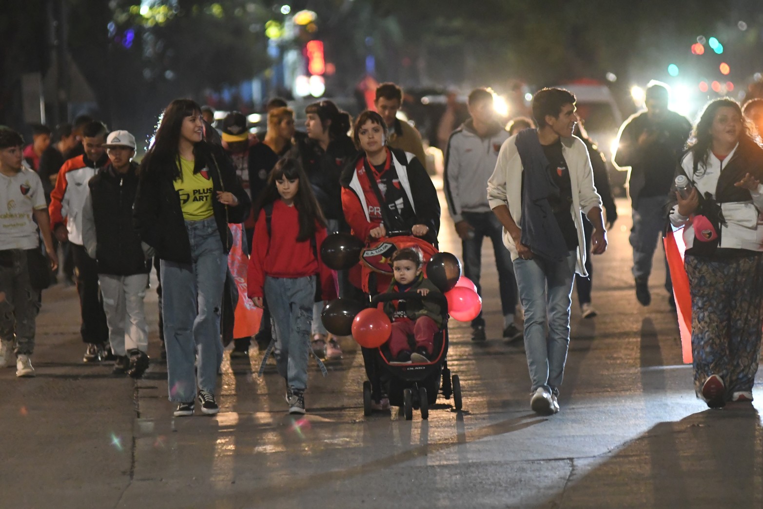 El club Colón festeja sus 119 años con una caravana hacia el Estadio Brigadier López
