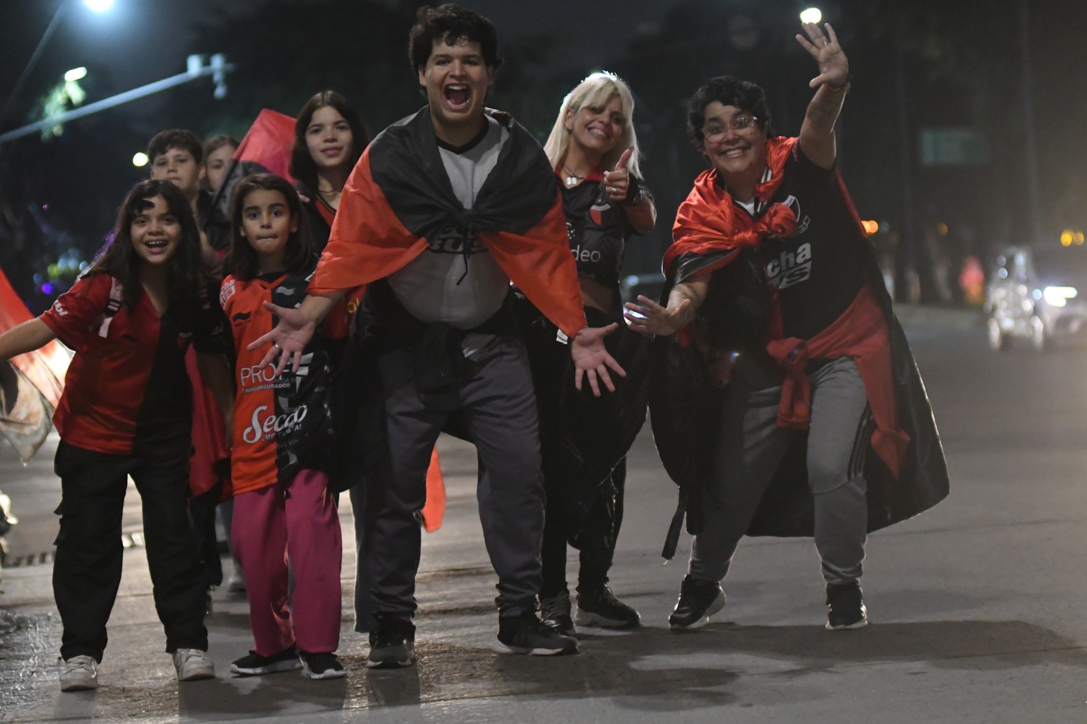 El club Colón festeja sus 119 años con una caravana hacia el Estadio Brigadier López