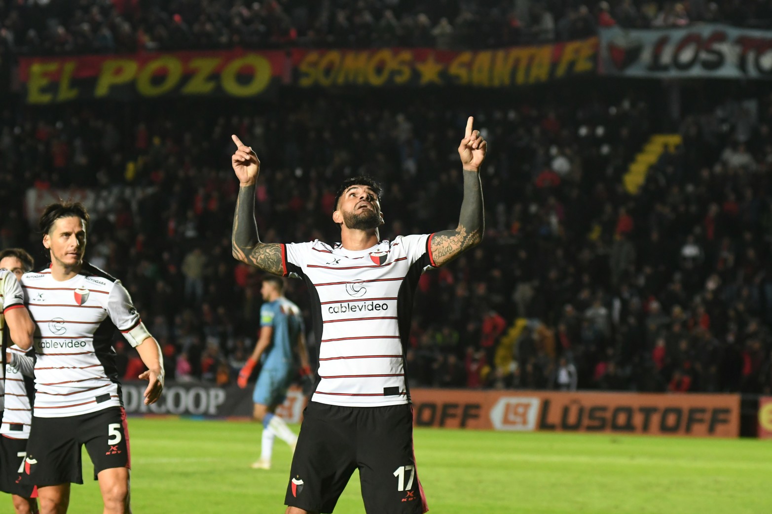 ¿A quien irá la dedicatoria? Javier Toledo festeja el tercer gol. 