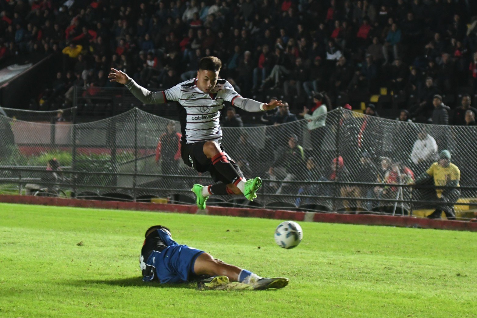 Ignacio Lagos se eleva ante la marca de un rival.