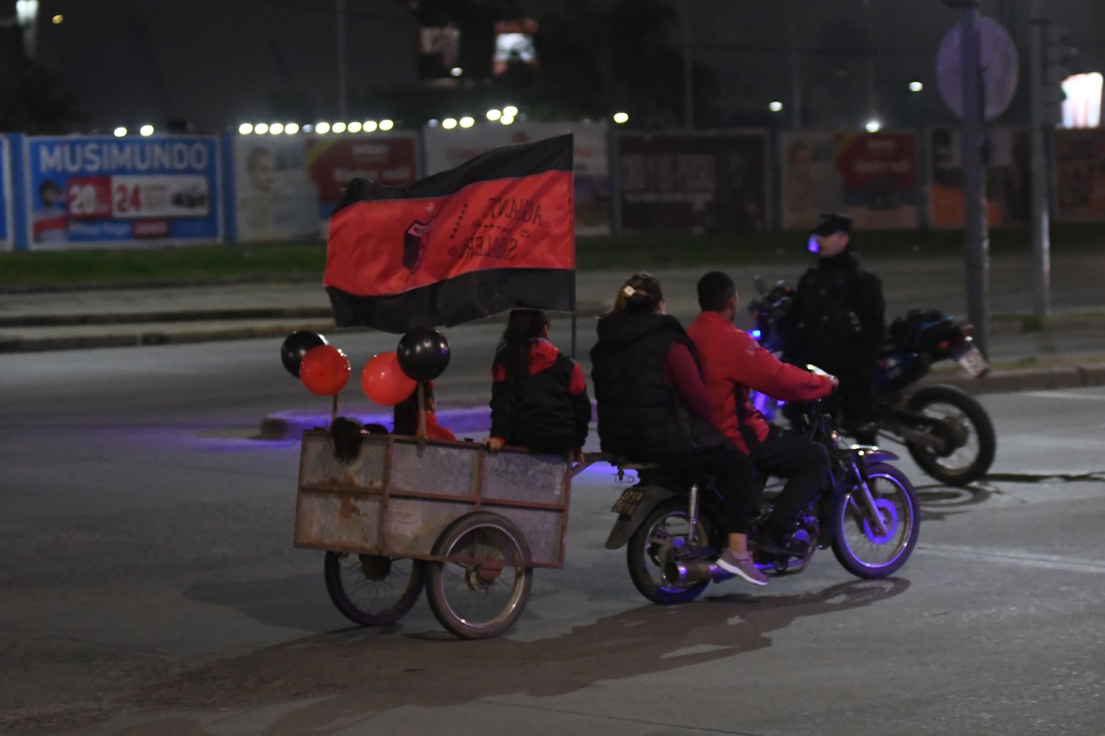 El club Colón festeja sus 119 años con una caravana hacia el Estadio Brigadier López