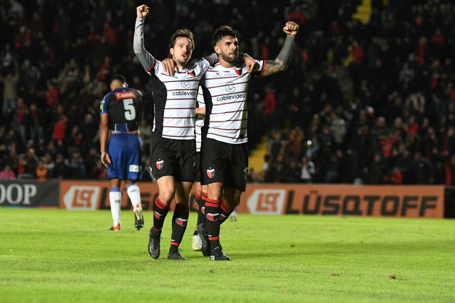 Cristian Bernardi se abraza con Javier Toledo. El cordobés asistió a Toledo en uno de los goles.