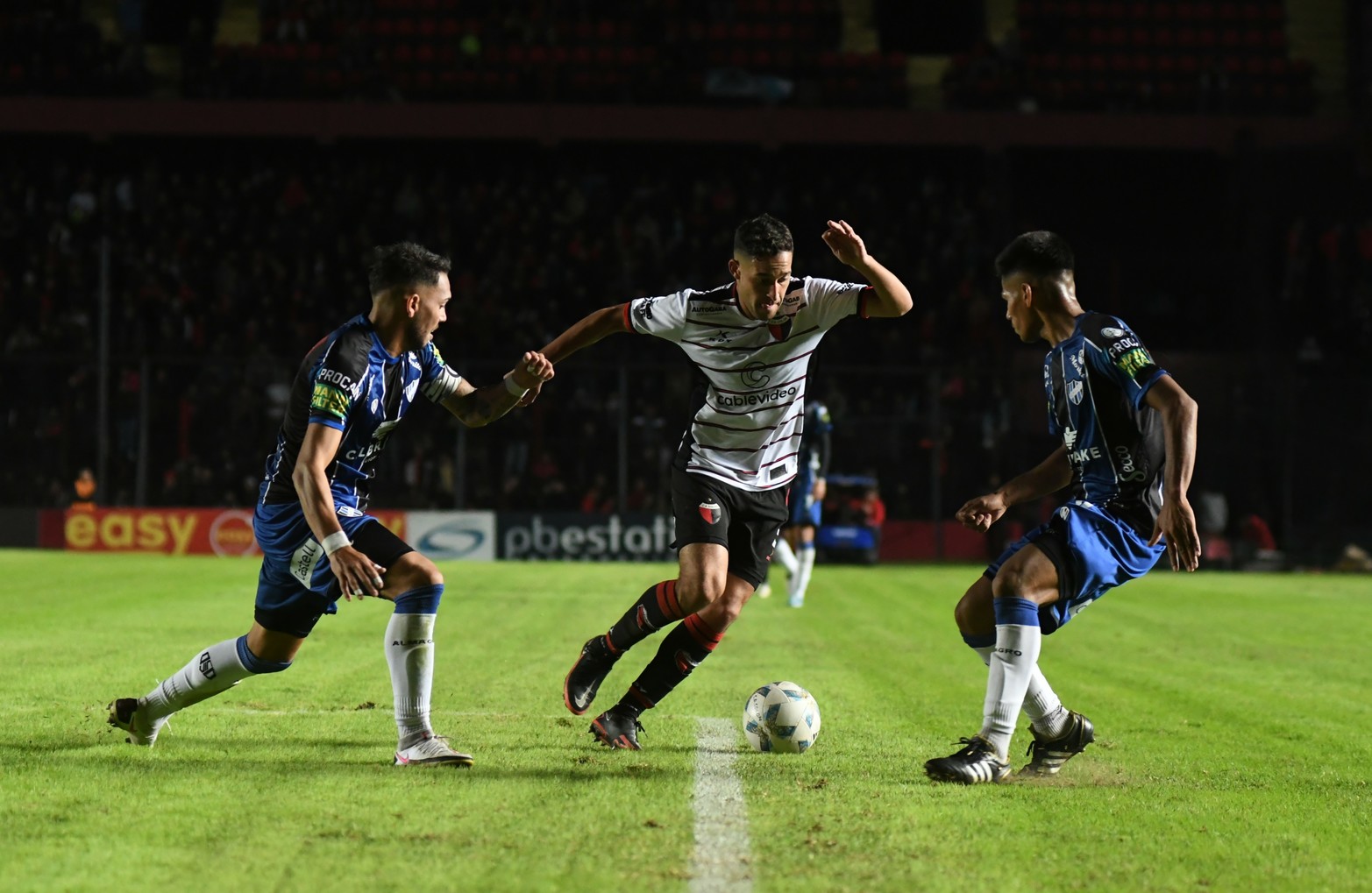 El defensor Facundo Castet en acción. 
