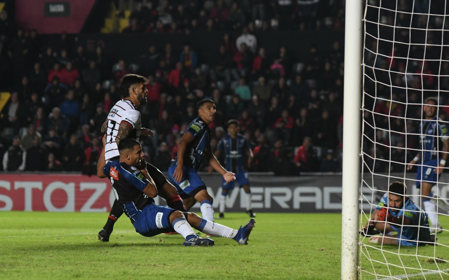 Uno de los goles de Javier Toledo. Las mejores fotos del triunfo de Colón sobre Almagro