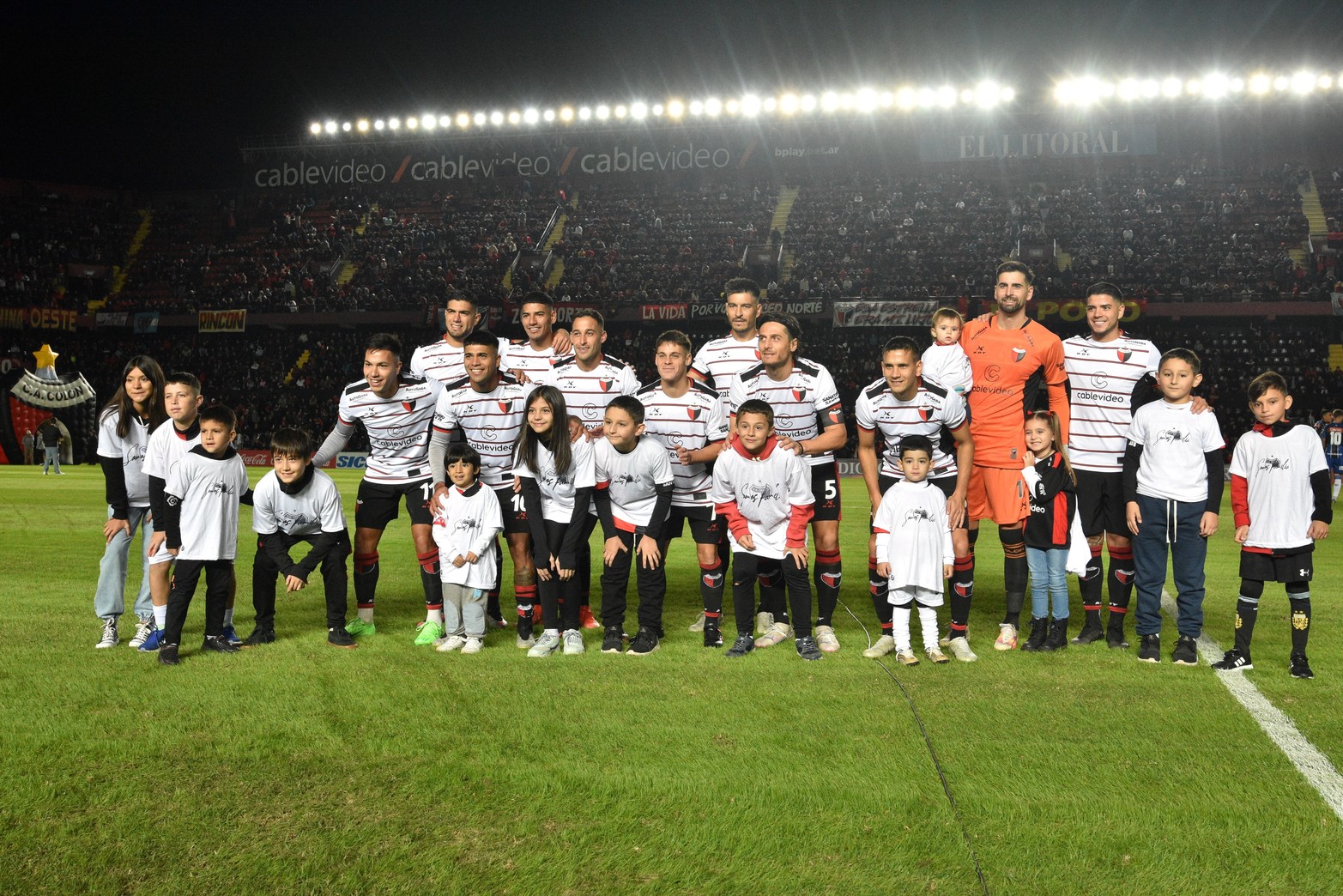El equipo titular que volvió a salir con niños y niñas. El club para cada partido de local sortea los lugares. 