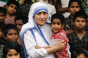 Santa Madre Teresa de Calcuta (1910-1997), fundadora de la congregación de las Misioneras de la Caridad en la India. Un día descubrió su vocación para servir y amar a los demás, para atender a pobres, enfermos, huérfanos y moribundos.