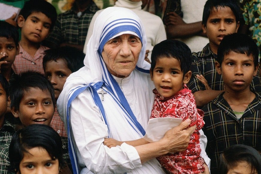 Santa Madre Teresa de Calcuta (1910-1997), fundadora de la congregación de las Misioneras de la Caridad en la India. Un día descubrió su vocación para servir y amar a los demás, para atender a pobres, enfermos, huérfanos y moribundos.