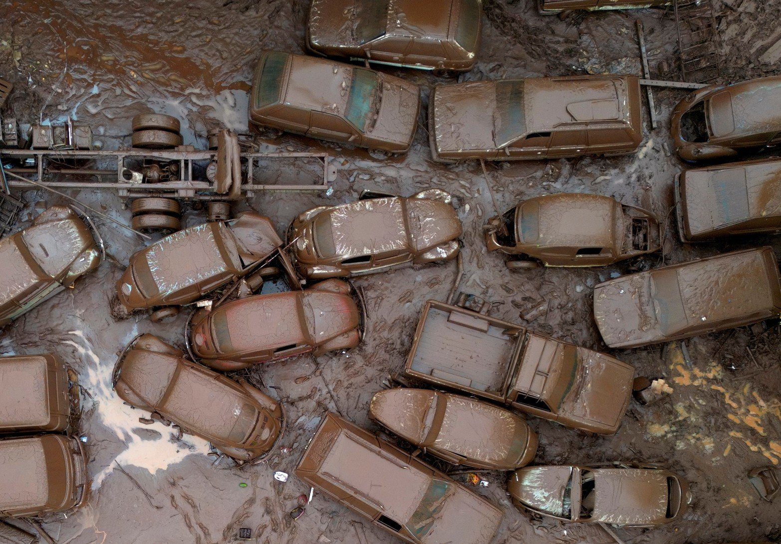 Una vista de drones muestra vehículos en el área afectada por las inundaciones, en Encantado, estado de Rio Grande do Sul, Brasil.