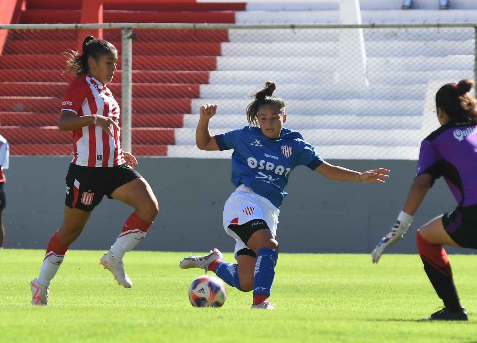 Fútbol Femenino de AFA, Unión y otro triunfo que ilusiona. Ante Estudiantes el "Tatengue" se impuso por 1 a 0 en el estadio 15 de Abril. Melina Reus fue la autora del único gol.