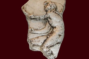 La referencia a Kairós implica un concepto de la filosofía griega. Es el momento adecuado y oportuno, máximo de responsabilidad en cuanto se exige una toma de decisión frente a una situación que es irremediablemente efímera e irrepetible. Para los griegos antiguos era el Dios de la Oportunidad, la personificación de la ocasión única.