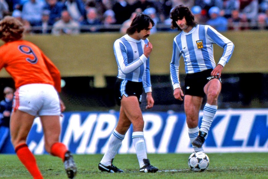 Leopoldo Luque junto a Mario Alberto Kempes, en el inicio de la final ante Holanda en 1978. Fotos: Archivo El Litoral