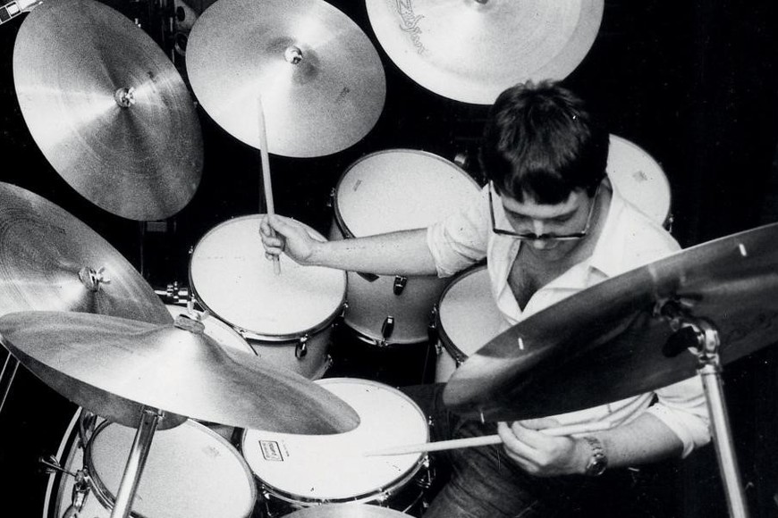 En 1985, alcanzó un récord de 41 horas y media tocando la batería de manera ininterrumpida.