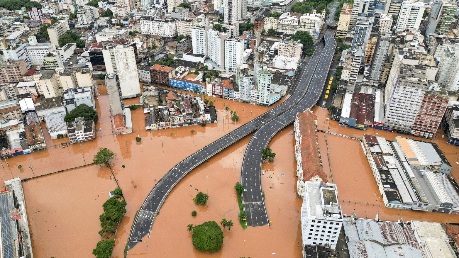 ALa vista de un dron muestra el centro de una ciudad inundada después de que la gente fuera evacuada en Porto Alegre, en el estado de Rio Grande do Sul, Brasil.