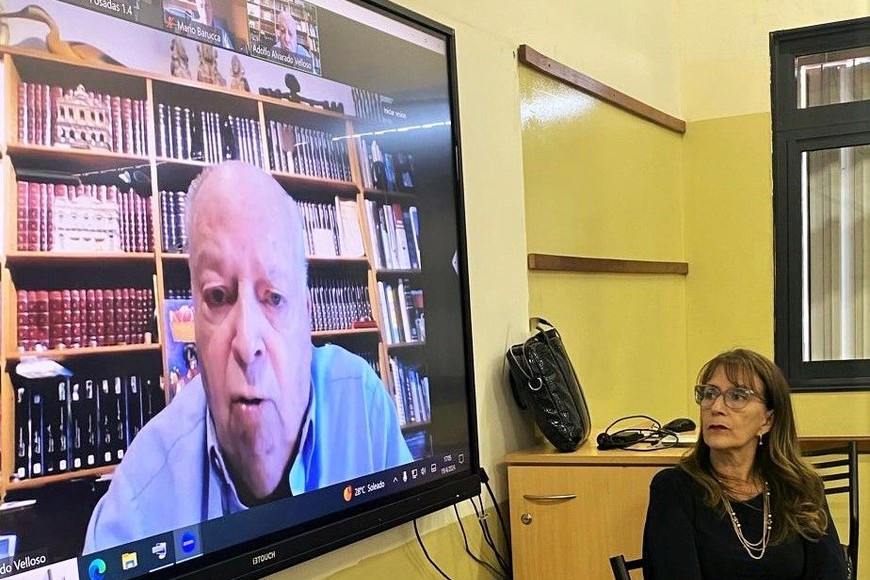 Presentación virtual del Dr. Alvarado Velloso (en pantalla) en la Sede Posadas de la UCSF.