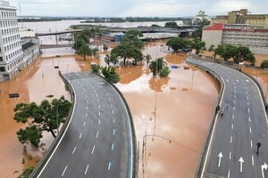 En Porto Alegre, capital de Rio Grande do Sul, el río Guaiba se desbordó e inundó las calles. Crédito: Reuters/Renan Mattos