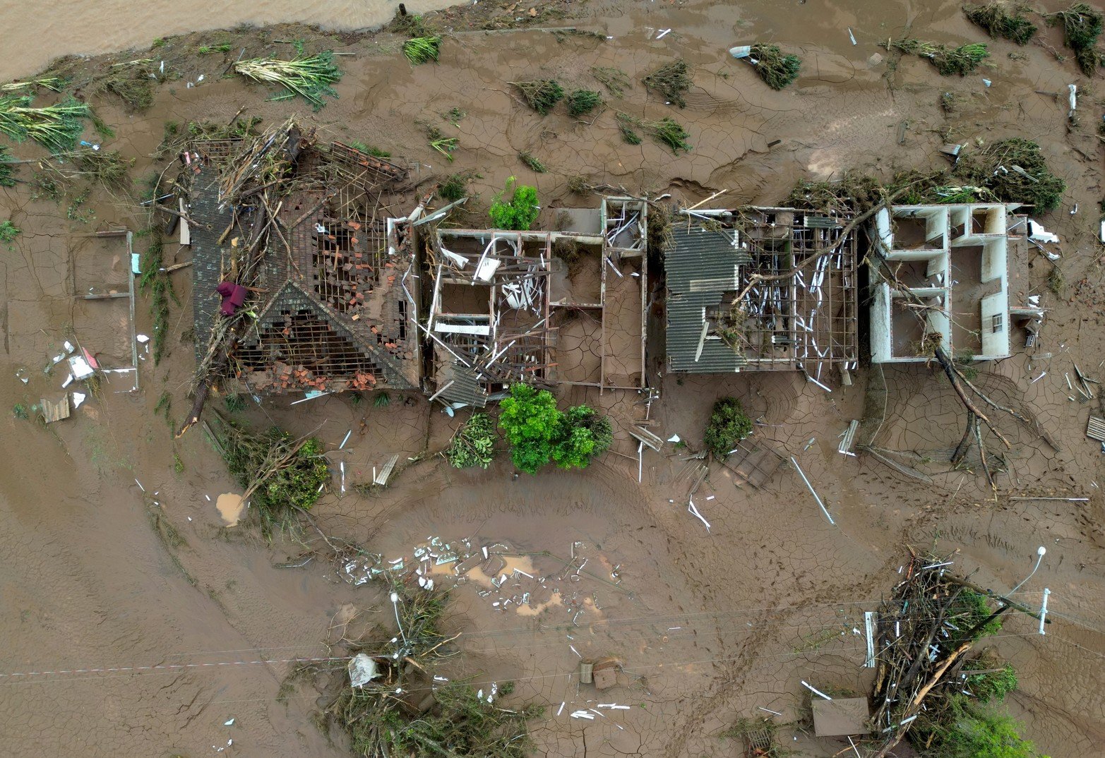 Una vista de drones muestra casas destruidas por las corrientes de las inundaciones repentinas causadas por fuertes lluvias en Jacarezinho, estado de Rio Grande do Sul, Brasil.