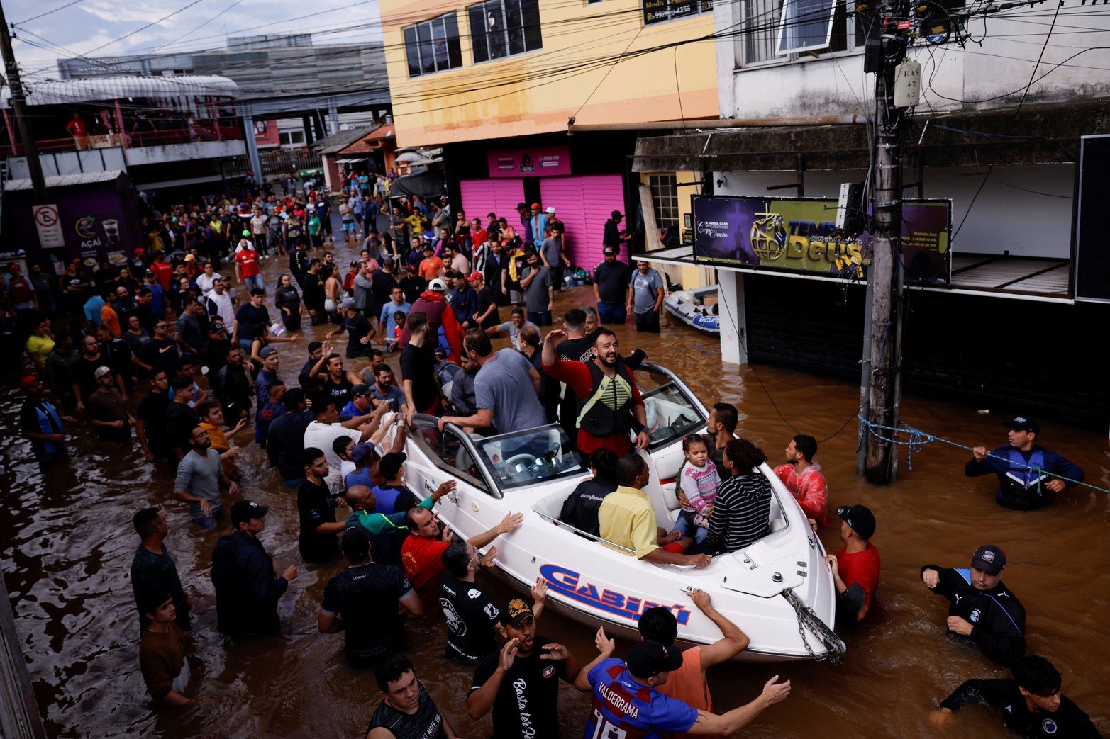 Personas son rescatadas después de inundaciones en Canoas, en el estado de Rio Grande do Sul, Brasil.