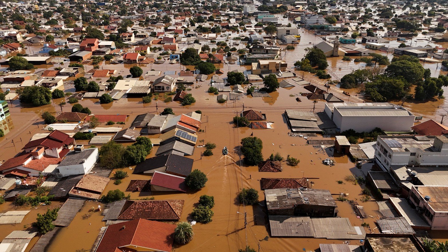 Una vista de drones muestra un barco con voluntarios buscando personas aisladas en casas en el barrio inundado de Mathias Velho en Canoas, en el estado de Rio Grande do Sul, Brasil.