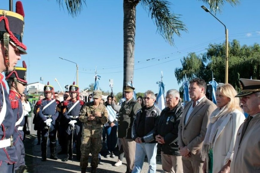El acto concluyó con la entonación de la Marcha San Lorenzo, el arrío de la bandera a cargo de los granaderos y el retiro de las banderas de ceremonia portadas por los abanderados de las escuelas locales.