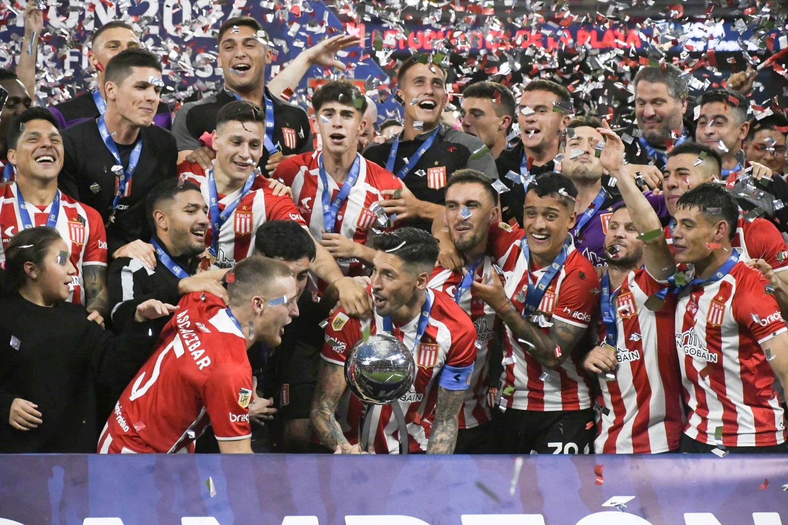 Estudiantes le ganó a  Vélez por penales y se consagró campeón del torneo de la Copa de la liga profesional. Es su título 16 en el torneo local. 