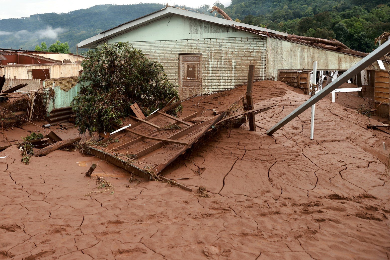 El barro rodea una casa en una granja destruida por las corrientes de las inundaciones repentinas causadas por las fuertes lluvias en Jacarezinho, estado de Rio Grande do Sul, Brasil.