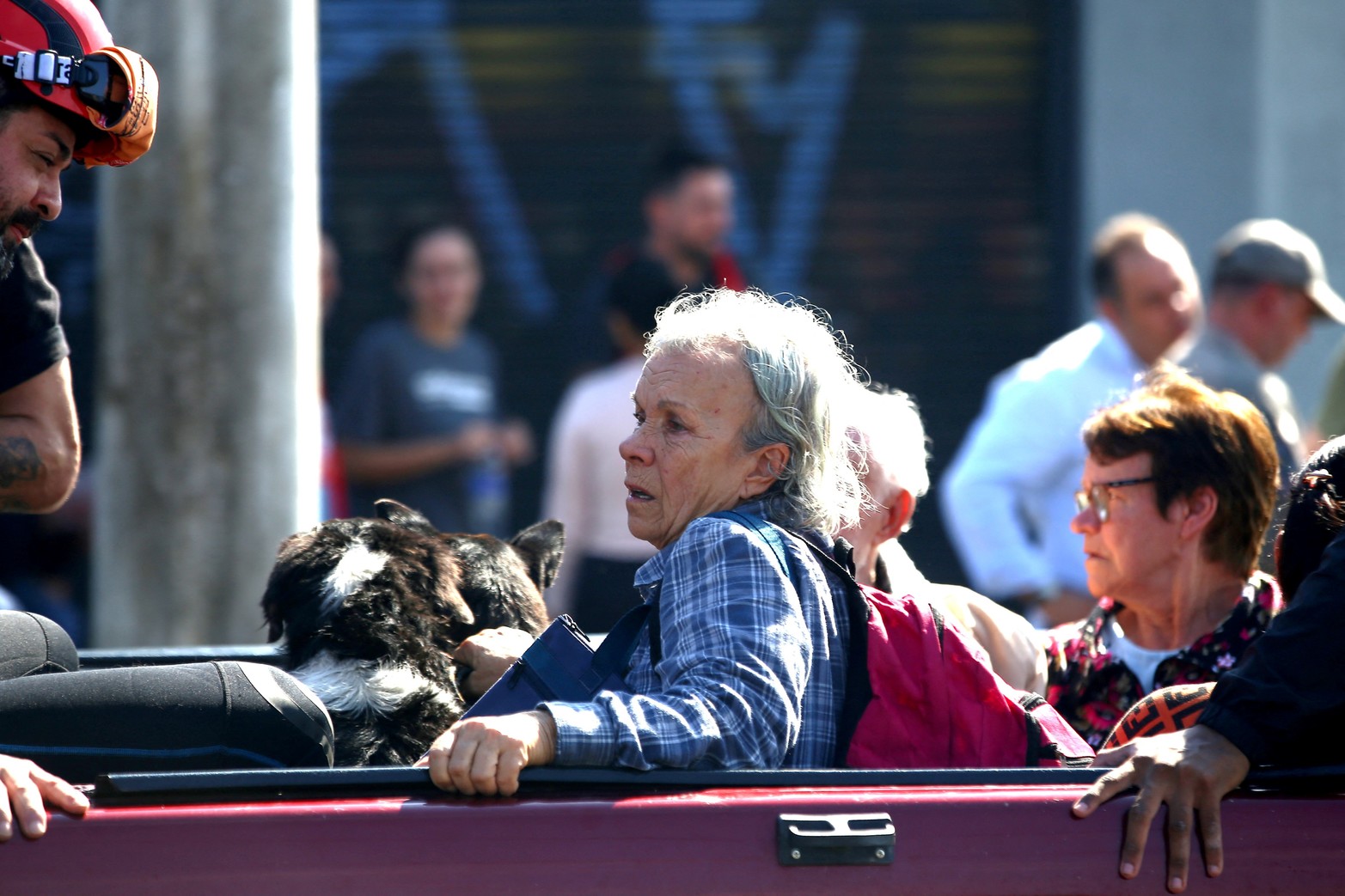 Los trabajadores de rescate evacuan a las personas afectadas por las inundaciones en Porto Alegre, estado de Rio Grande do Sul, Brasil.