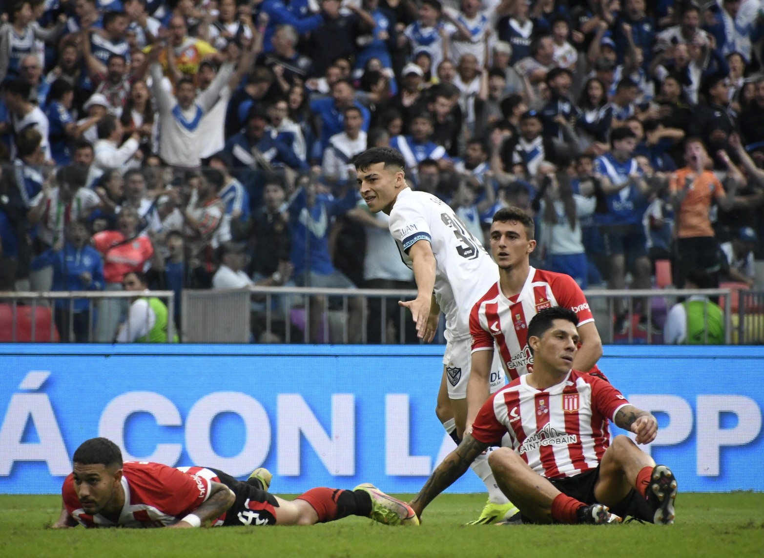 Alejo Uriel Sarco, festeja el empate de Vélez. Fue a los 17 minutos del segundo tiempo cuando el "Fortin" había quedado con 10 jugadores. 
