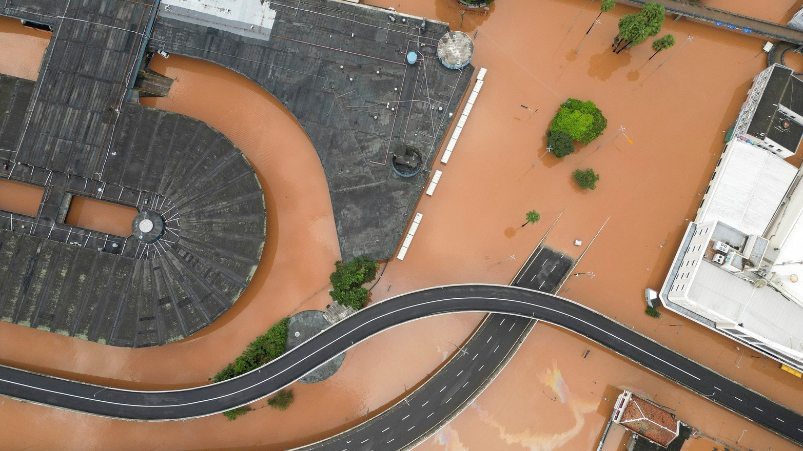 Una vista de un dron muestra el centro de una ciudad inundada después de que la gente fuera evacuada en Porto Alegre, en el estado de Rio Grande do Sul, Brasil.