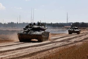 Avance de los tanques israelíes, en medio del conflicto en curso entre Israel y el grupo islamista palestino Hamás, cerca de la frontera. Reuters/Ammar Awad
