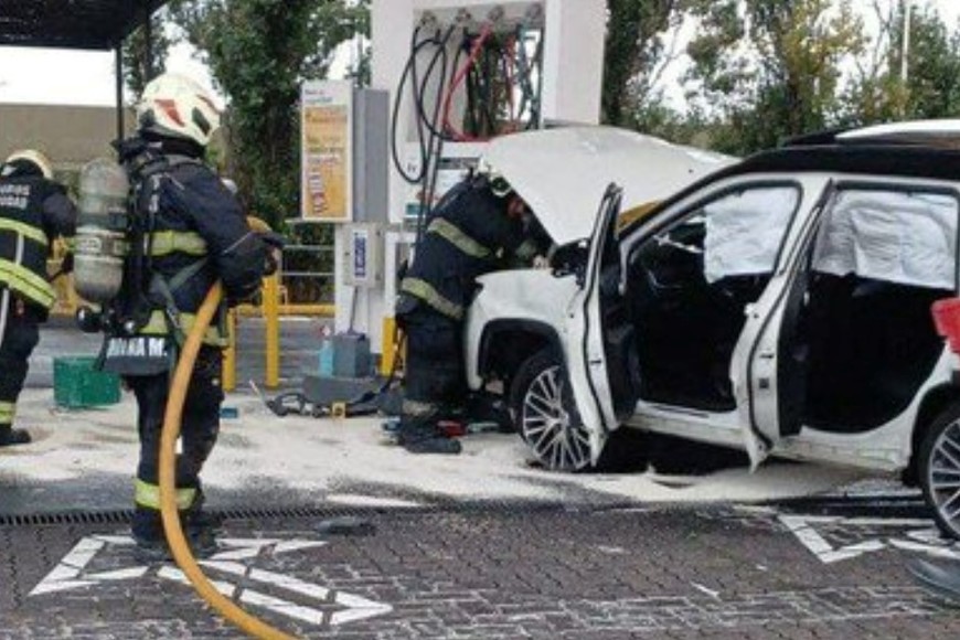 Así quedó el auto chocado contra el surtidor.