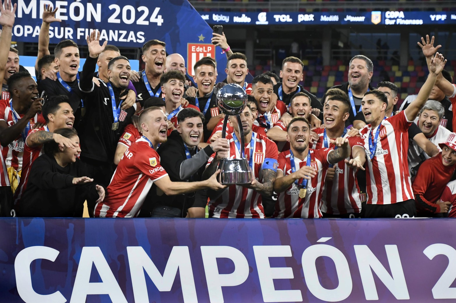Estudiantes le ganó a  Vélez por penales y se consagró campeón del torneo de la Copa de la liga profesional. Es su título 16 en el torneo local. 