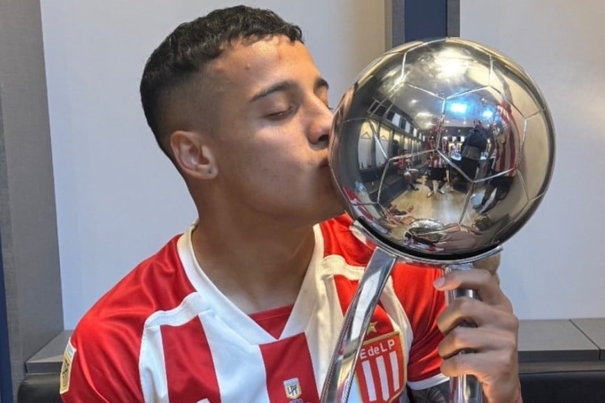 Tiago Palacios celebrando con la Copa de la Liga Profesional.