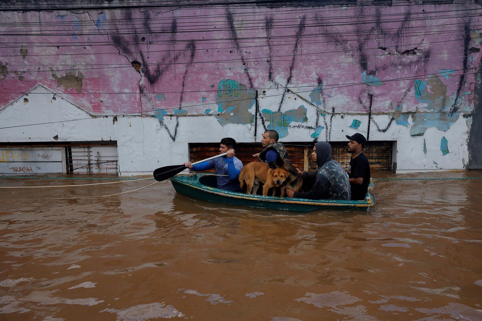 Los residentes rescatan a personas después de las inundaciones en Canoas, en el estado de Rio Grande do Sul, Brasil.