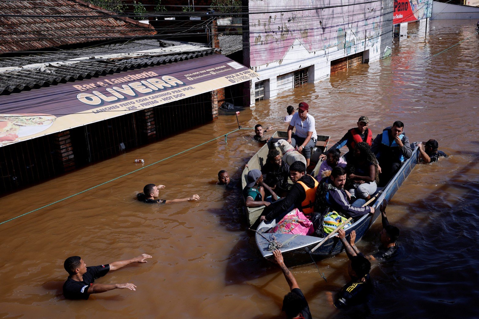 Personas son rescatadas después de inundaciones en Canoas, en el estado de Rio Grande do Sul, Brasil.