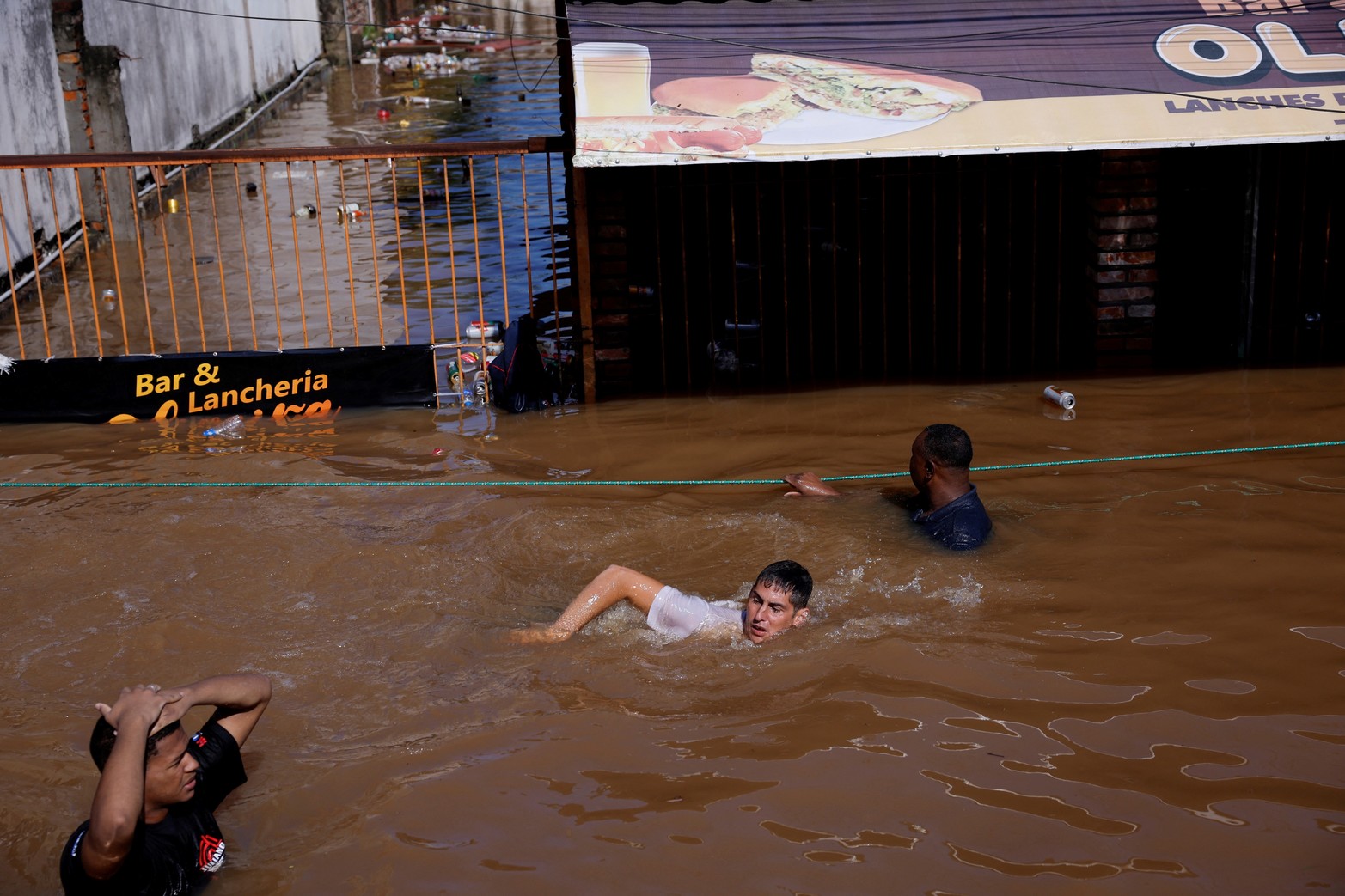 La gente camina a través de las aguas inundadas en Canoas, en el estado de Rio Grande do Sul, Brasil