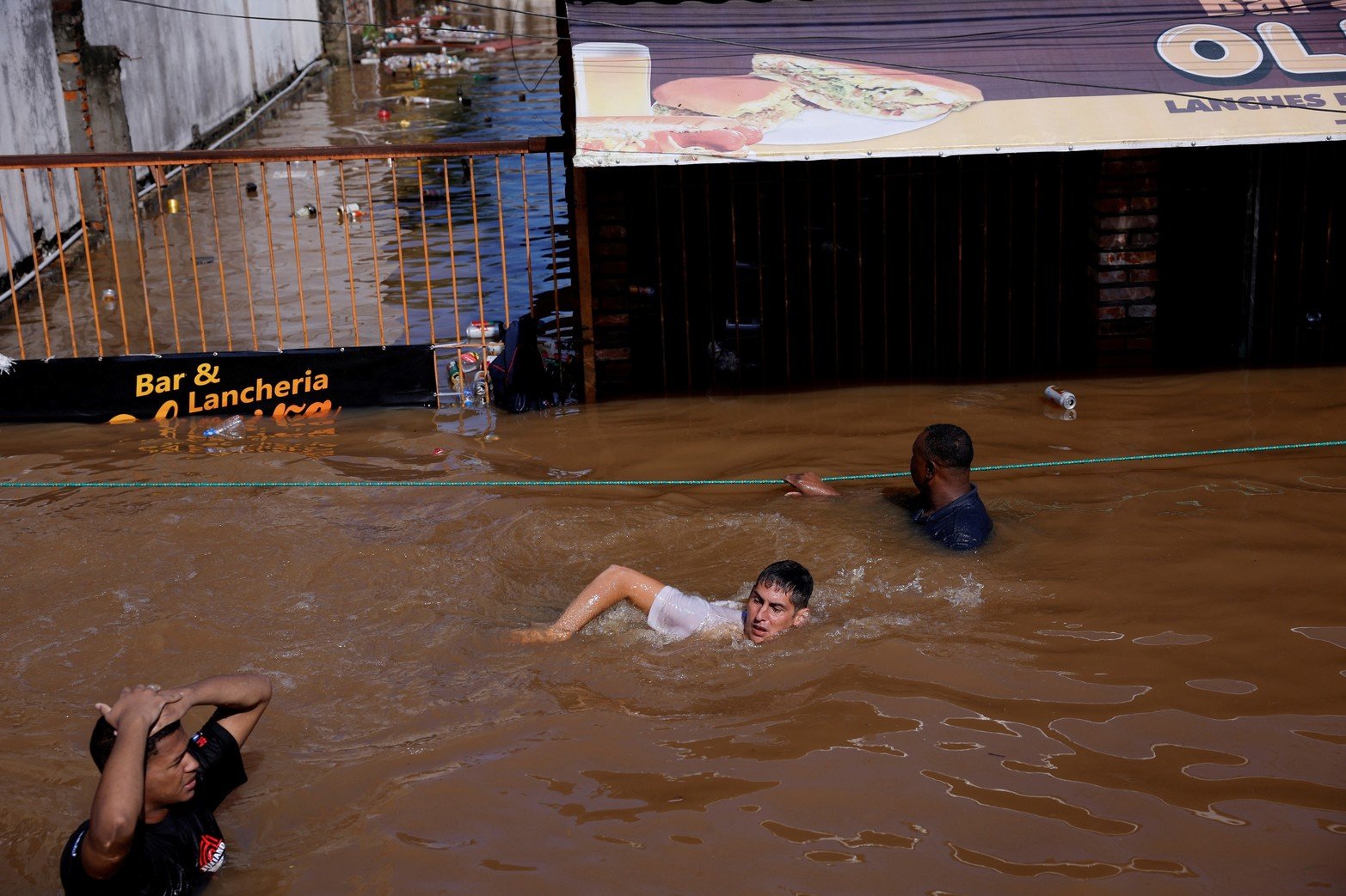 La gente camina a través de las aguas inundadas en Canoas, en el estado de Rio Grande do Sul, Brasil