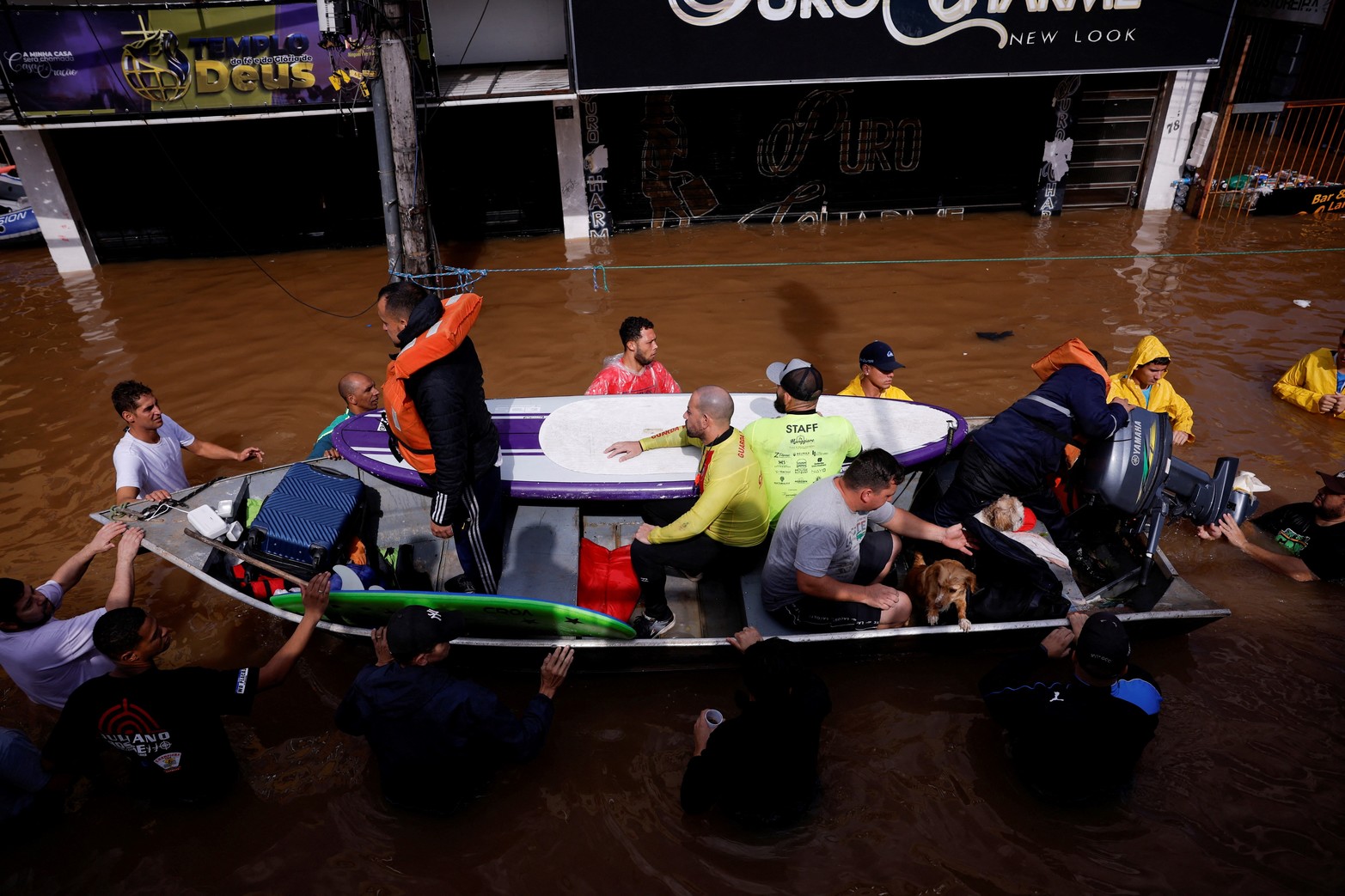 Personas son rescatadas después de inundaciones en Canoas, en el estado de Rio Grande do Sul, Brasil.