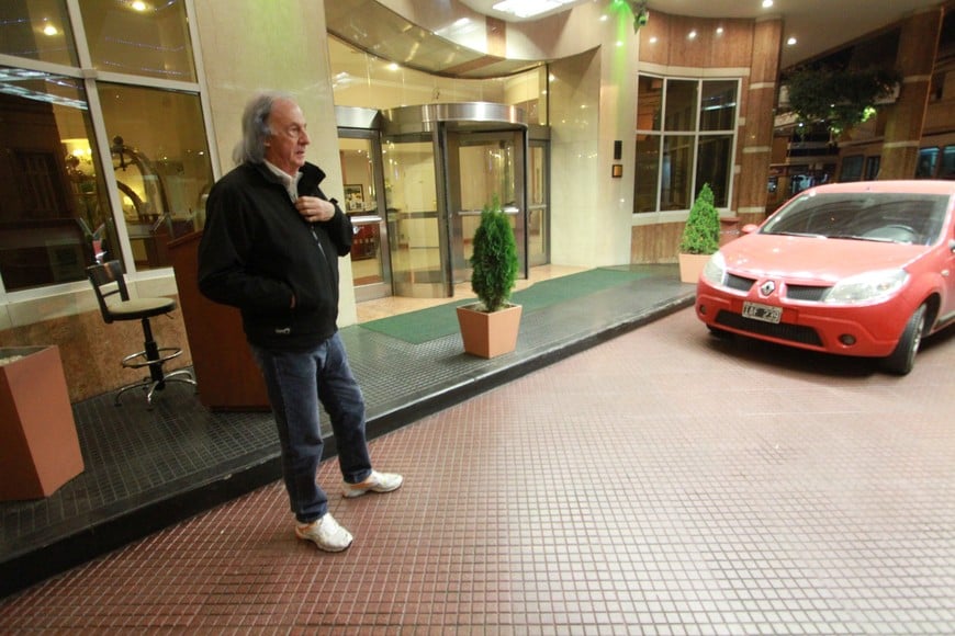 César Luis Menotti en Hotel Holiday antes de lo que sería el arreglo de su vínculo con el Club Colón en 2013. Crédito: Mauricio Garín