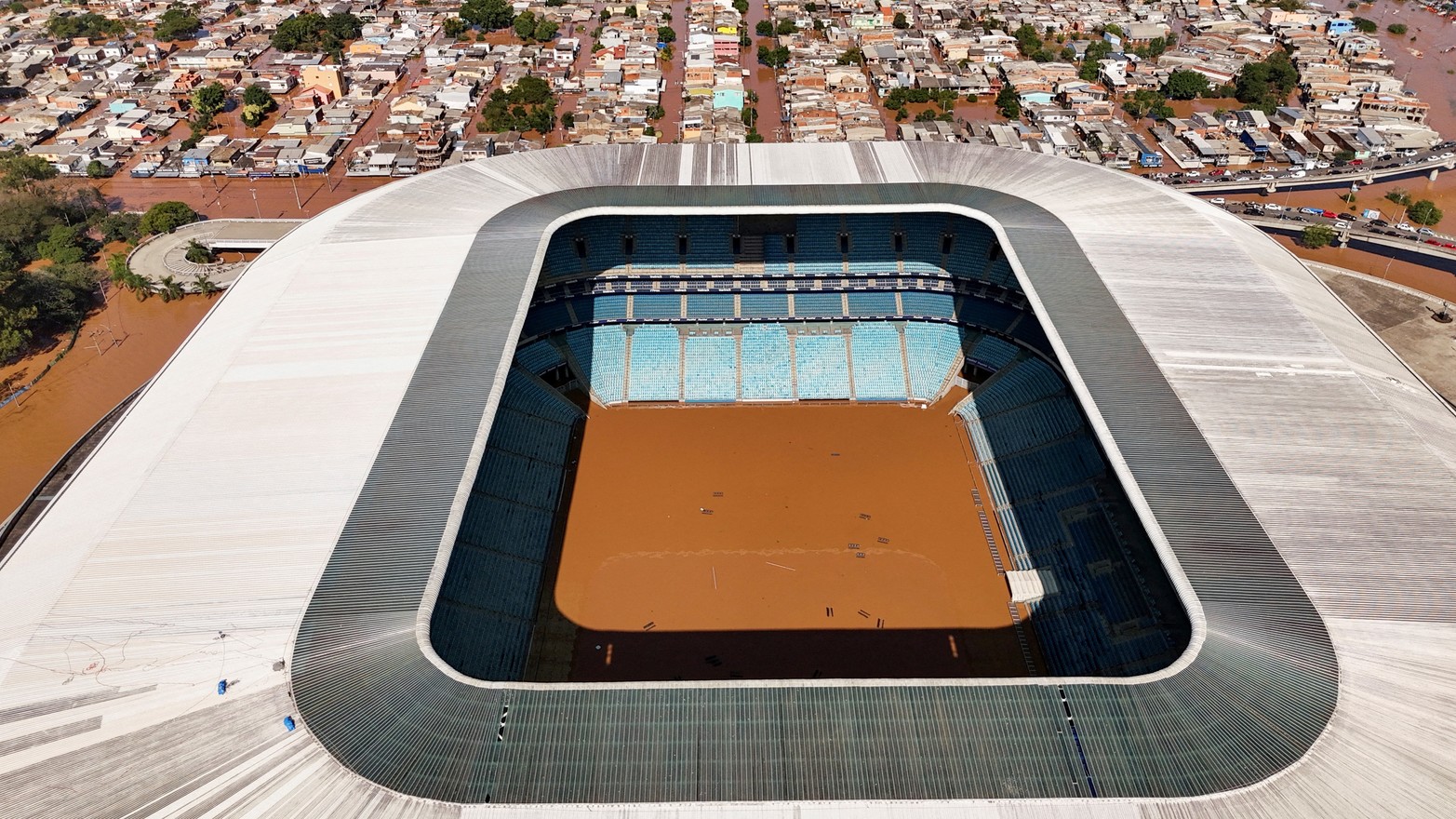 Una vista de drones muestra el estadio Arena Gremio inundado en Porto Alegre, en el estado de Rio Grande do Sul, Brasil. 