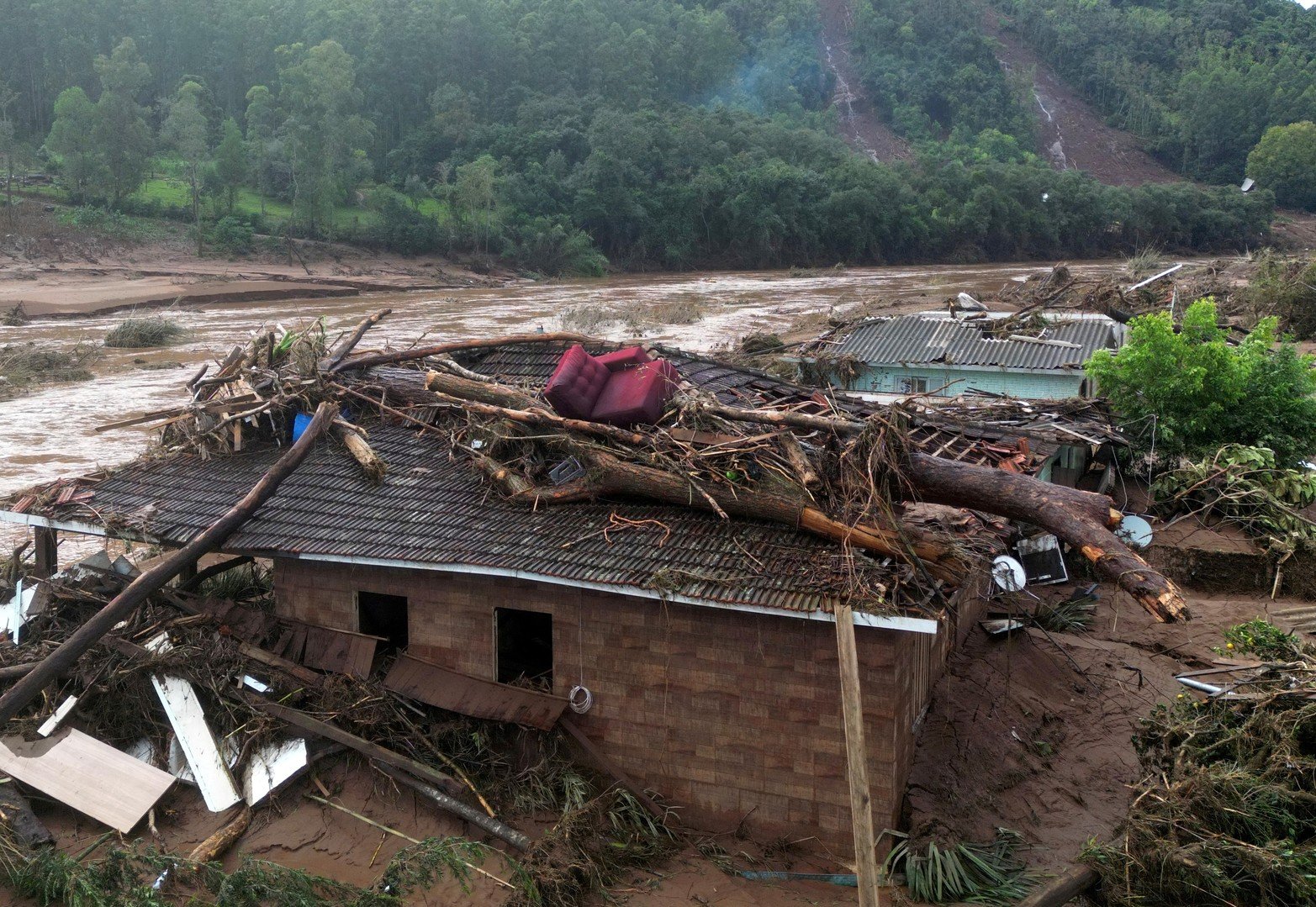 Una vista de drones muestra casas destruidas por las corrientes de las inundaciones repentinas causadas por fuertes lluvias en Jacarezinho, estado de Rio Grande do Sul, Brasil.