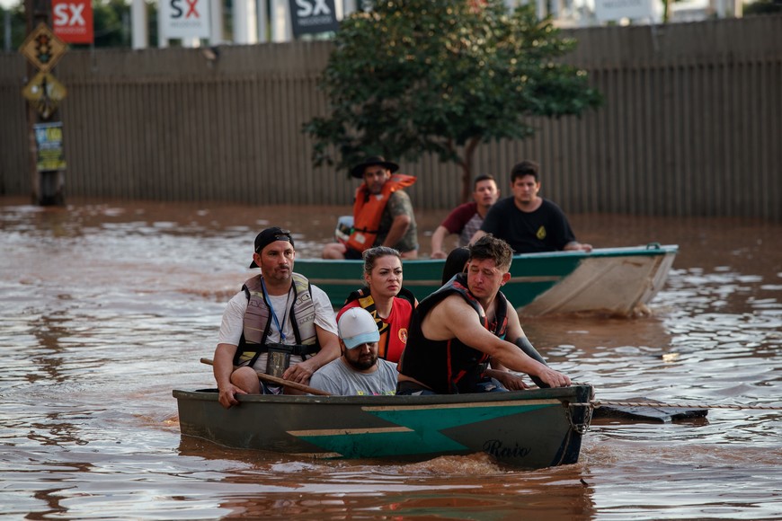 (240506) -- NOVO HAMBURGO, 6 mayo, 2024 (Xinhua) -- Imagen del 5 de mayo de 2024 de integrantes del equipo de rescate trasladando a personas afectadas por la inundación, en Novo Hamburgo, Río Grande do Sul, Brasil. Al menos 75 personas han muerto a causa de las fuertes tormentas que inundaron grandes franjas del estado de Río Grande do Sul, en el sur de Brasil, desde el 29 de abril, dijo la agencia de Defensa Civil en su último informe publicado el domingo. (Xinhua/Claudia Martini) (oa) (ah) (vf)