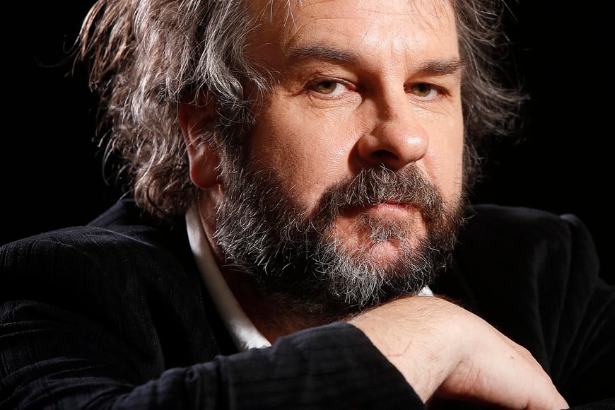 Director Peter Jackson poses for a portrait while promoting his film "The Hobbit: An Unexpected Journey" in New York, December 7, 2012. Jackson wants to scare children with his latest movie - and perhaps even a few grown ups. The first of the Hobbit movie trilogy is about to hit theatres, and Jackson says he's tried to hold true to its roots as a children's fantasy story, with scary bits. REUTERS/Carlo Allegri  (UNITED STATES - Tags: ENTERTAINMENT PROFILE PORTRAIT) nueva york eeuu Peter Jackson director de cine cineasta presentacion nueva pelicula nota entrevista reportaje