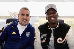 Luis Advíncula renovó su contrato con Boca 