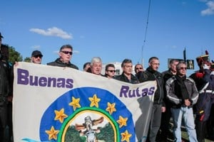 El acto concluyó con la entonación de la Marcha San Lorenzo, el arrío de la bandera a cargo de los granaderos y el retiro de las banderas de ceremonia portadas por los abanderados de las escuelas locales.