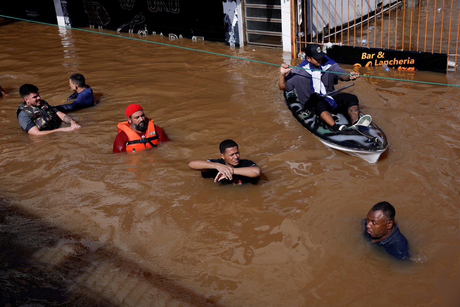 La gente camina a través de las aguas inundadas en Canoas, en el estado de Rio Grande do Sul, Brasil.