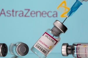 La semana pasada, la farmacéutica AstraZeneca admitió por primera vez que su vacuna contra el coronavirus podía provocar efectos secundarios poco comunes como la trombosis. Foto: REUTERS / Archivo.
