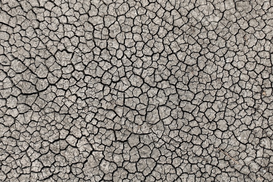 (240505) -- MICHOACAN, 5 mayo, 2024 (Xinhua) -- Vista aérea tomada con un dron el 25 de abril de 2024 del lecho seco del lago de Pátzcuaro, un lugar tradicional de pesca y centro turístico, en Michoacán, México. La sequía ha azotado varias regiones de México debido al aumento de la temperatura y la falta de lluvias. (Xinhua/Li Mengxin) (oa) (ah) (da)