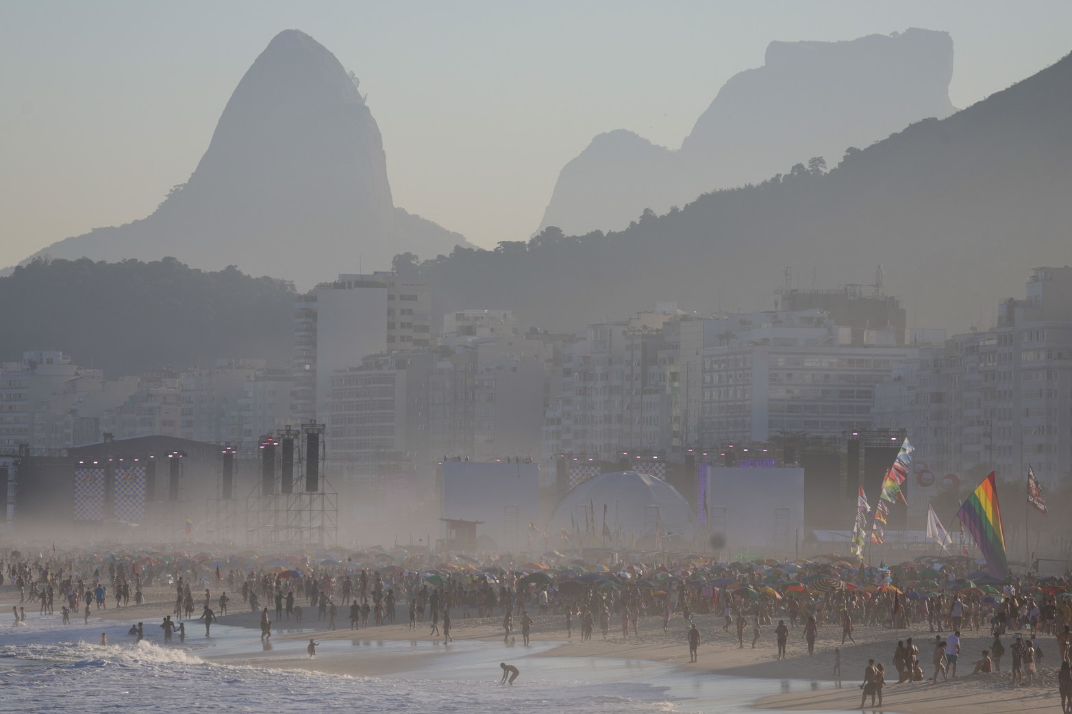 Los fans se reunieron en la playa de Copacabana cerca del escenario donde Madonna realizó un concierto, en Río de Janeiro, Brasil.