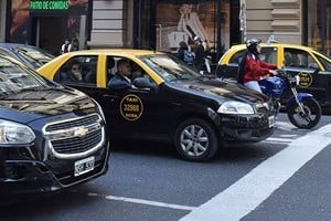 Cada flota de taxis de las distintas ciudades tienen colores y matrículas especiales para los taxis. En Buenos Aires, por ejemplo, el elegido es el amarillo y el negro, colores que comparte con Barcelona, Santiago de Chile y Bombay.