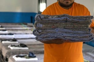 El funcionario detalló que, más allá de los refugios nocturnos, "tenemos también para las personas que quieren salir de la calle y que quieren hacer un tratamiento el Hostal de 24 horas, y después tenemos las Casas Asistidas, que son para las personas que están en condiciones de tomar mayor autonomía y los acompañamos con estos dispositivos".